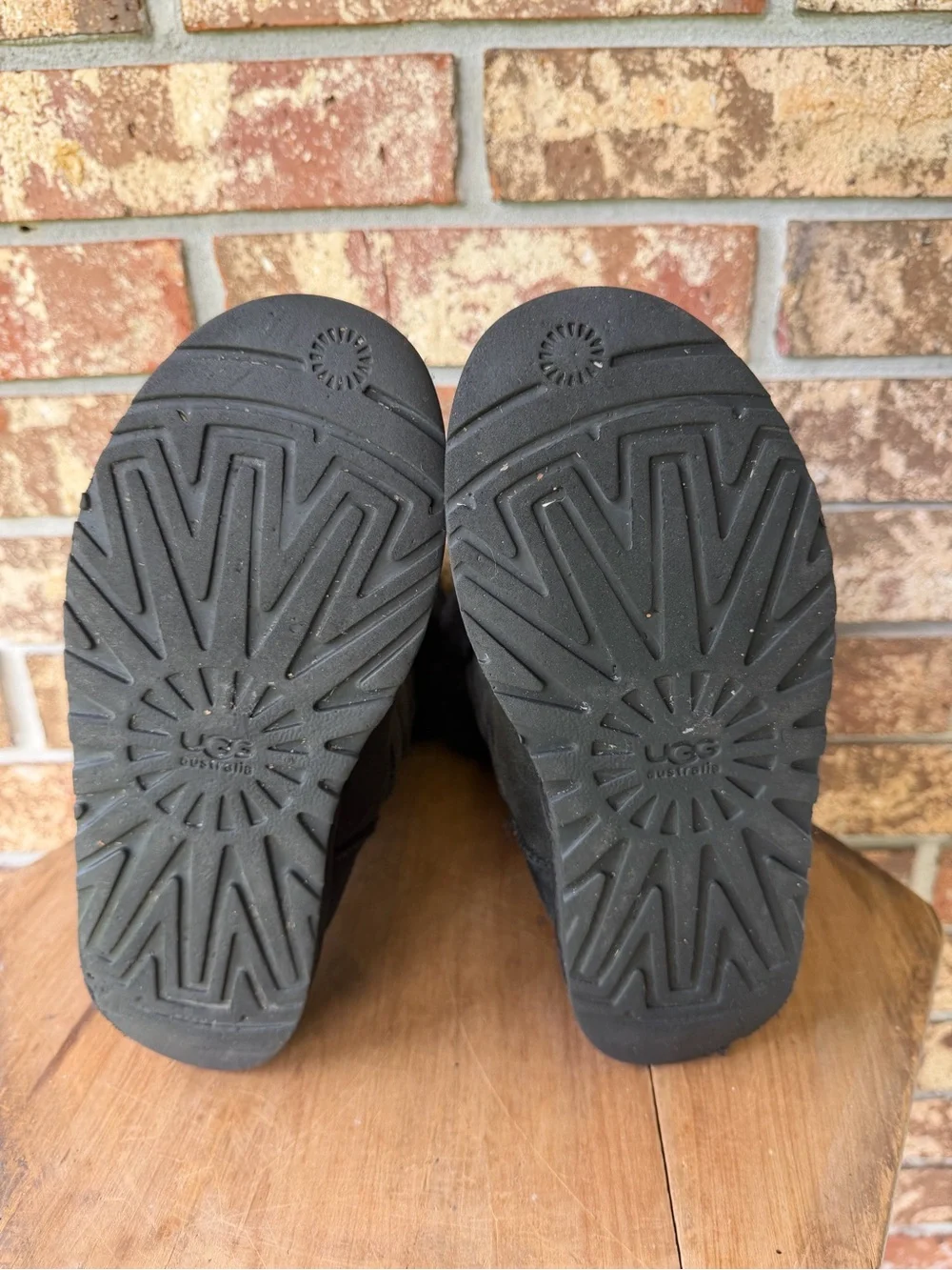 UGG Bailey Button Triplet Boots Women’s Size 7 Solid Black Very Good Condition!